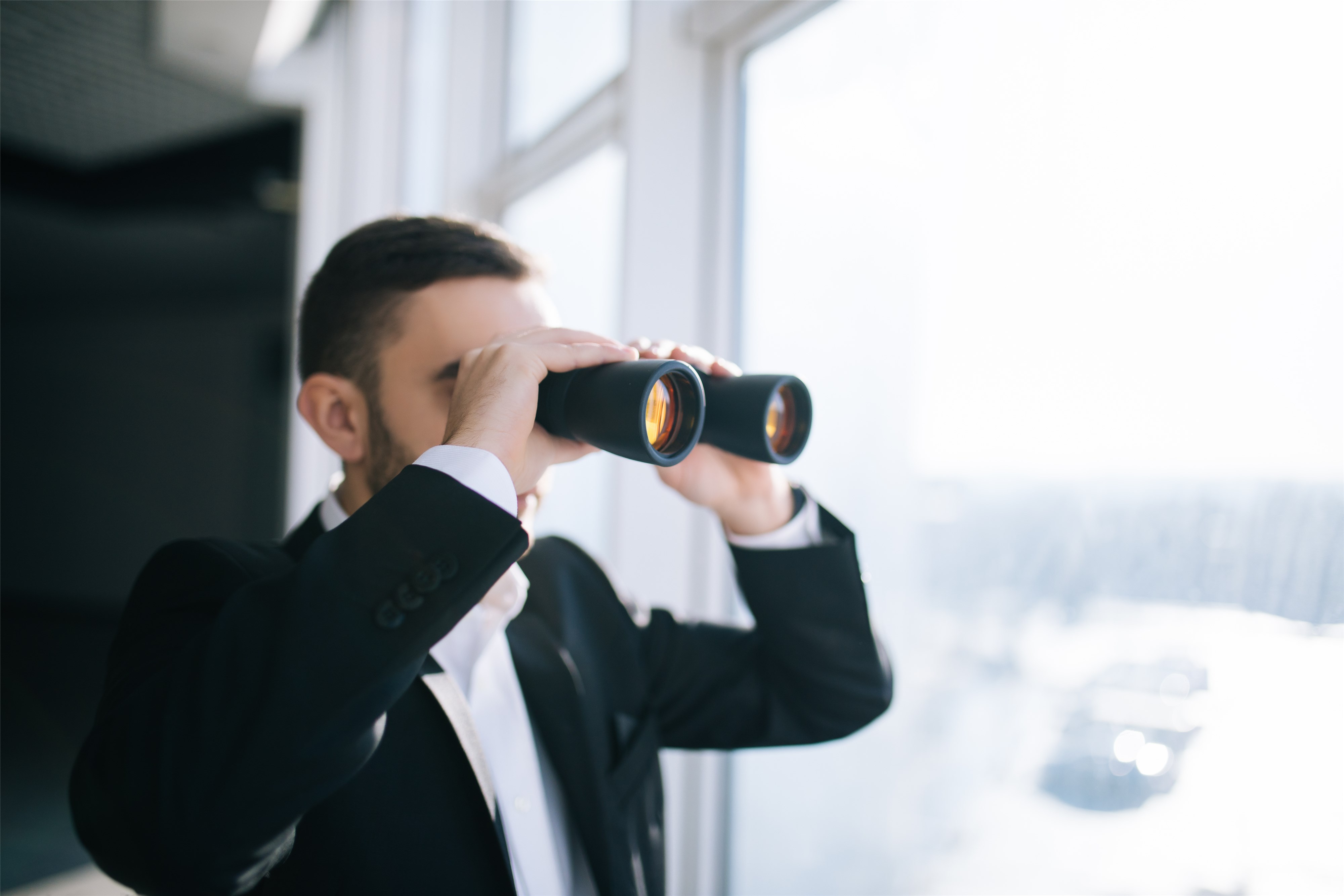 Businessman utilisant des jumelles